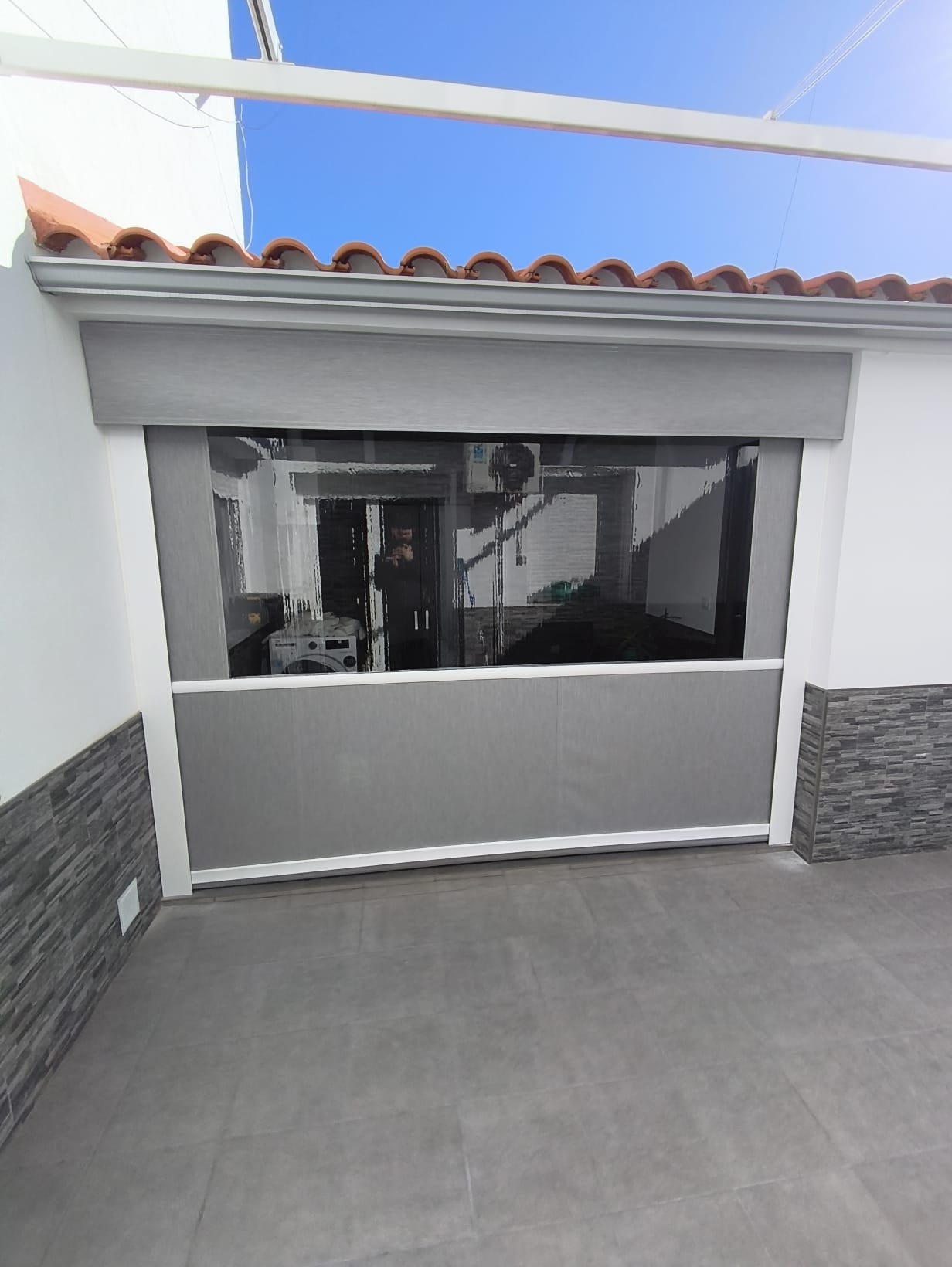 Vertical con guías cortavientos